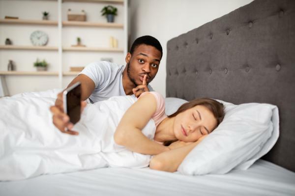 What to do if my partner looks at my mobile - What to do if my partner looks at my mobile
