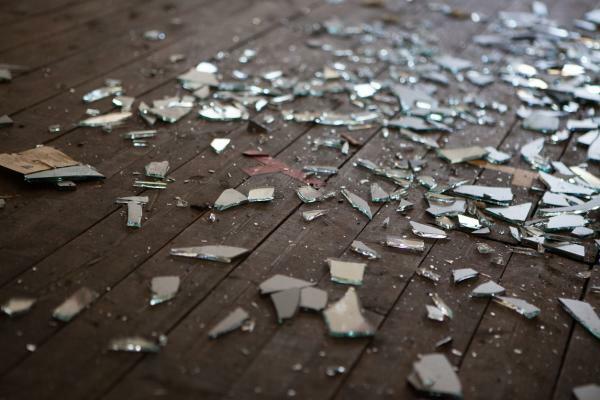 What does it mean to dream of broken glass - What does it mean to dream of broken glass on the ground