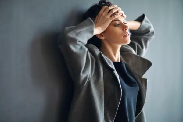 What is work anxiety and how to manage it - Symptoms of work anxiety 