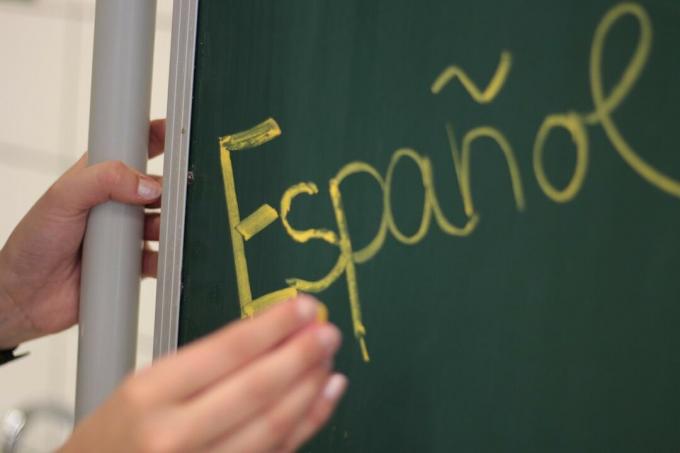 How to earn money online giving Spanish classes?