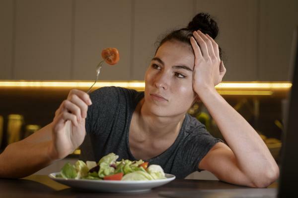 Cibophobia veya yeme korkusu: nedenleri, belirtileri ve tedavisi