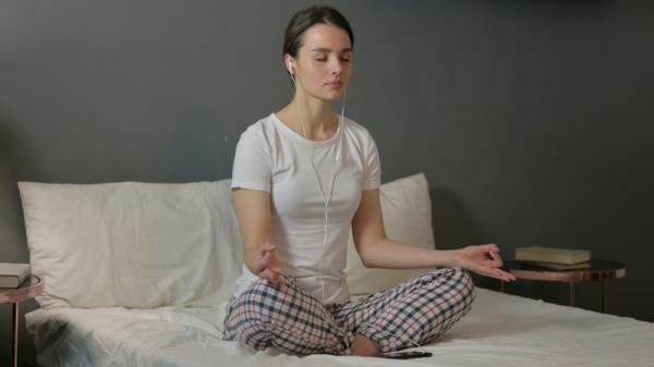 Hvordan meditere i sengen før du sover