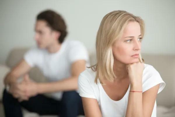 8 pazīmes, lai uzzinātu, vai vīrietis jūtas zemāks par jums