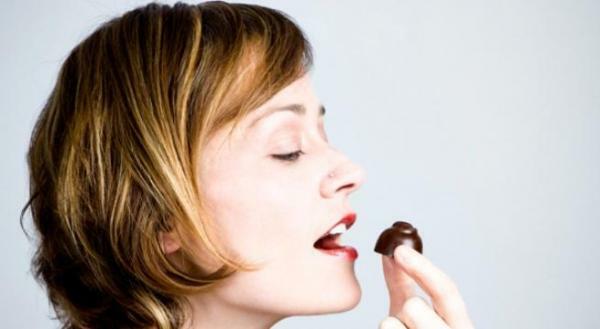 Защо жените обичат шоколада?