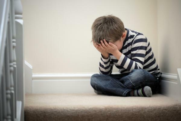 Kóros gyász gyermekeknél: tünetek és kezelés
