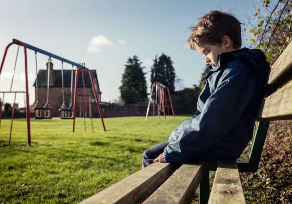 Abwesenheitskrise bei Kindern: Ursachen, Symptome, Folgen und Behandlung