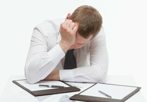Czym jest niezadowolenie z pracy i jak się je zwykle wyraża?