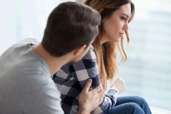 Co robić, gdy twój partner jest smutny - Słuchaj swojego partnera bez osądzania