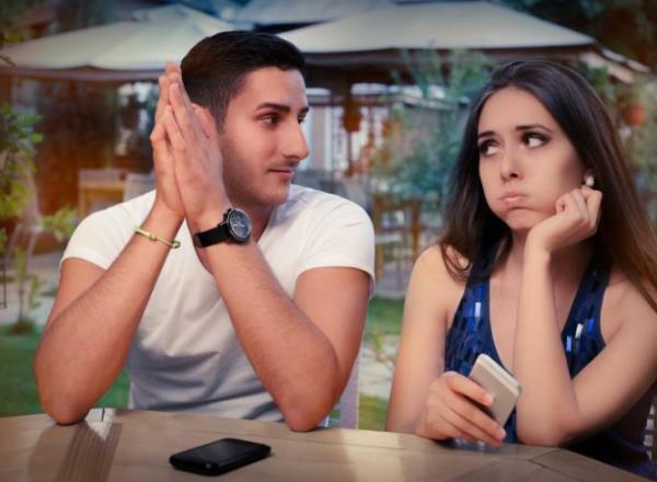 11 znakov, po katerih boste vedeli, ali vas partner vara na družbenih omrežjih