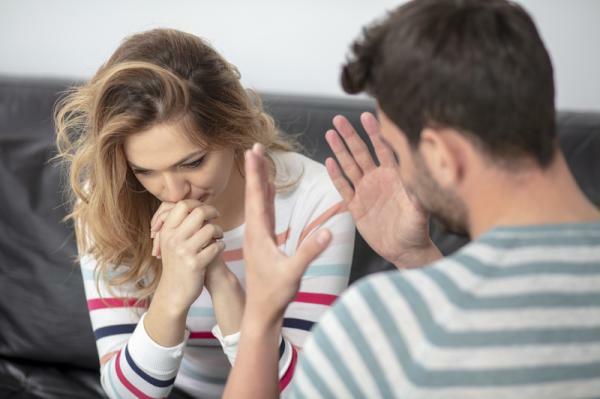 Mengapa saya merasa marah terhadap pasangan saya dan apa yang harus saya lakukan?