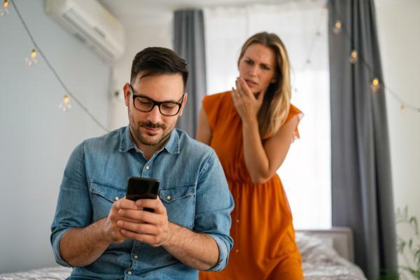Apa yang harus dilakukan jika pasangan saya melihat ponsel saya