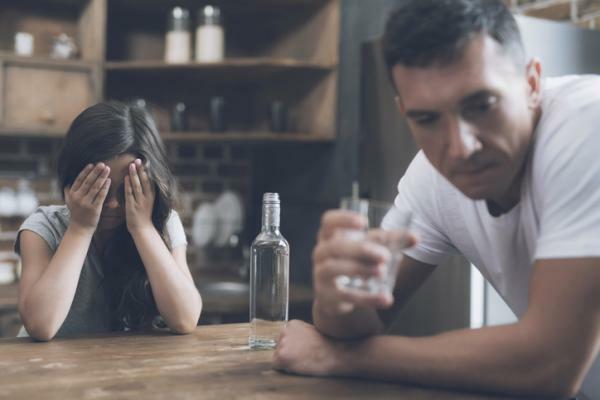 Družinske usmeritve in terapevtski koraki za pomoč alkoholiku - Nadzor: kako prepričati alkoholika 