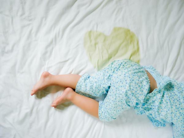 Детска нощна енуреза: причини и лечение