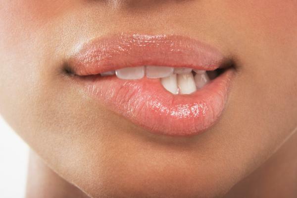 Bir kadının dudağını ısırması ne anlama gelir?