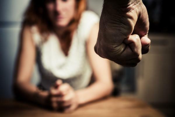 Домашно насилие: малтретиране на жени и деца