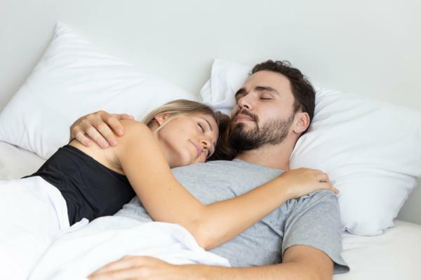 Positions to sleep in a couple and their meaning - The head on his chest 