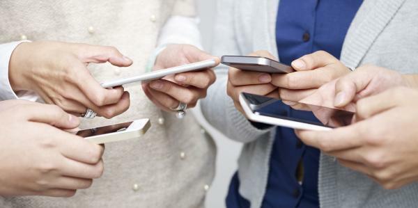 Os maus hábitos mais comuns e as suas consequências - Esteja sempre colado ao telemóvel