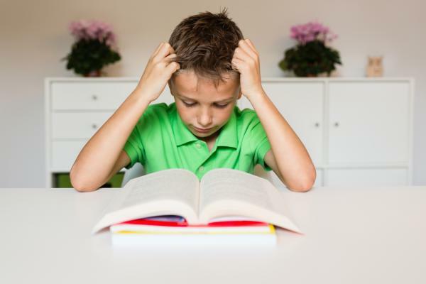 Qu'est-ce que la dyslexie: symptômes, types, causes et traitement