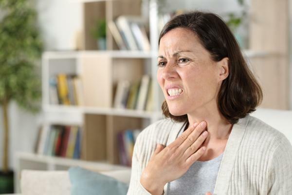 Как да премахнете бучка в гърлото поради тъга