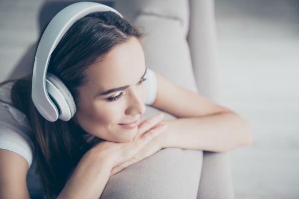 Техники за релаксация при тревожност - Слушайте релаксираща музика като антистресова техника