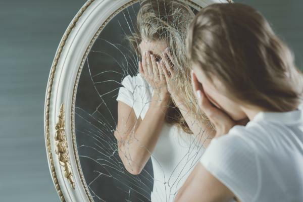 Depersonalization disorder: what it is, causes, symptoms and treatment