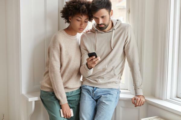 Что делать, если мой партнер смотрит на мой мобильный - Почему мой партнер смотрит на мой мобильный