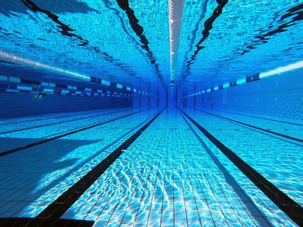 수영장을 꿈꾸는 것은 무엇을 의미합니까?