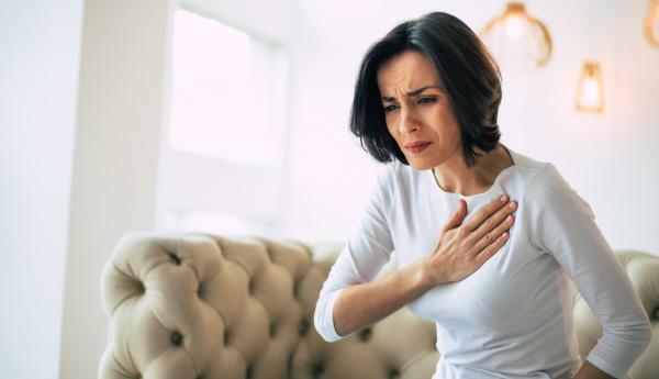 Тревожна болка в гърдите: симптоми, причини и лечение