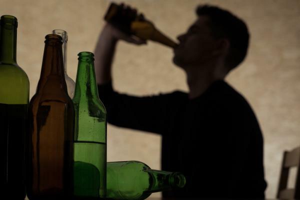 アルコール依存症の友達を助ける方法