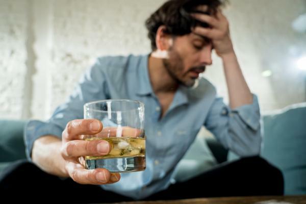 Chronisch alcoholisme: wat het is, symptomen, oorzaken en behandeling