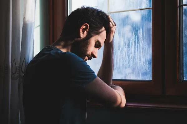 Symptoms of not overcoming grief - Feeling of anguish and depression