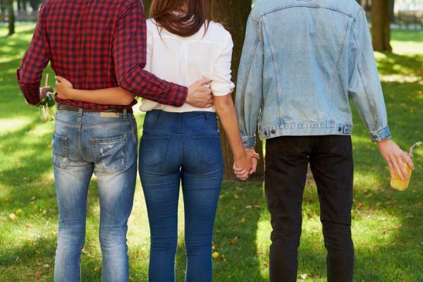 How to choose between two people you love - Pose a polyamorous relationship