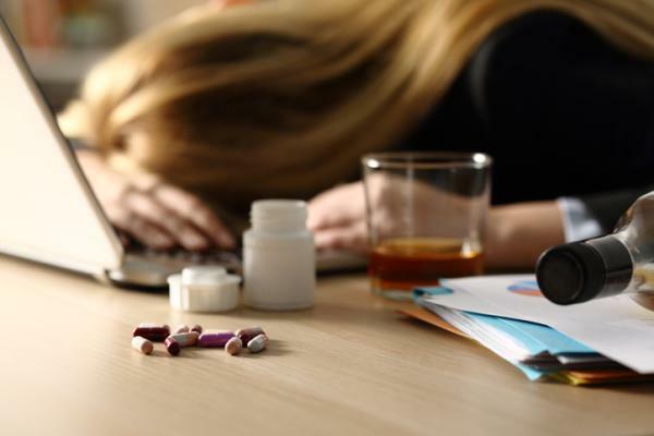 סוגי דיכאון: תסמינים וטיפול - הפרעת דיכאון הנגרמת על ידי חומרים או תרופות 