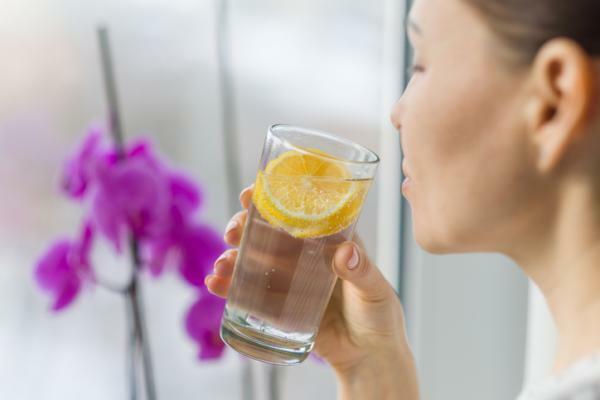 Как да премахнете токсините от тялото по естествен начин, за да се почувствате по-добре - Вода с лимон
