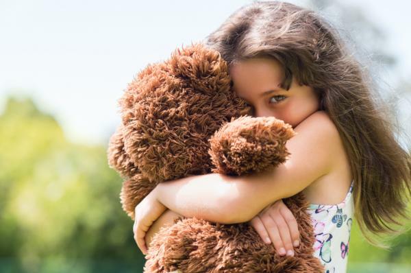 Ekstremna sramežljivost pri otrocih: vzroki in zdravljenje