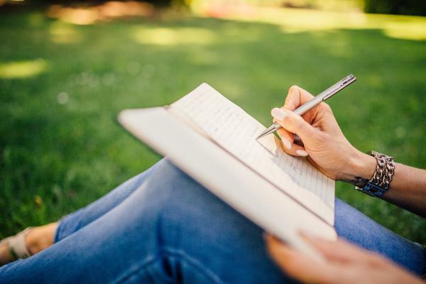 Cum să ajuți pe cineva cu anxietate - Încurajează-o să scrie