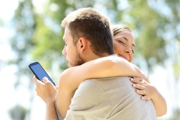 How to know if your PARTNER is cheating on you on WhatsApp