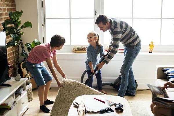 كيف تتفق على الأعمال المنزلية مع شريكك - الأعضاء الذين يعيشون معًا في المنزل
