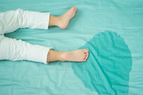 심리학에 따르면 왜 아이들은 침대에서 오줌을 누나요?